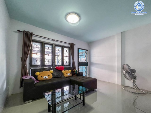 ทาวน์เฮ้าส์มือสองย่านนนทบุรี ม.ดิเอมเมอรัลด์พาร์ค2 บางกรวย-ไทรน้อย บนเนื้อที่ 18 ตร.ว. ฟังก์ชัน 2 ห้องนอน 2 ห้องน้ำ 1 ที่จอดรถ บ้านพร้อมอยู่ ต่อเติมครบ ลงเสาเข็มในครัว เชื่อมต่อถ.ชัยพฤกษ์ ใกล้เซ็นทรัลเวสต์เกต เพียง15 นาทีถึงรถไฟฟ้าสายสีม่วง "สถานีบางพลู"...